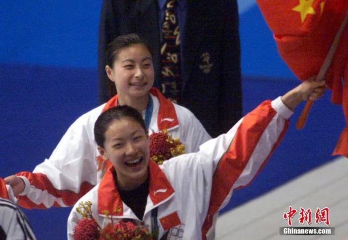2000年9月28日，中国女子跳水运动员伏明霞、郭晶晶在悉尼奥运会三米跳板比赛中分别获得金牌和银牌。/p中新社记者 李刚 摄