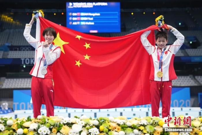 8月5日,在东京奥运会跳水项目女子10米跳台决赛中,中国选手全红婵(右)466.20分夺得冠军,陈芋汐425.40分获得银牌。中新社记者 杜洋 摄 8月5日,在东京奥运会跳水项目女子10米跳台决赛中,中国选手全红婵(右)466.20分夺得冠军,陈芋汐425.40分获得银牌。/p中新社记者 杜洋 摄