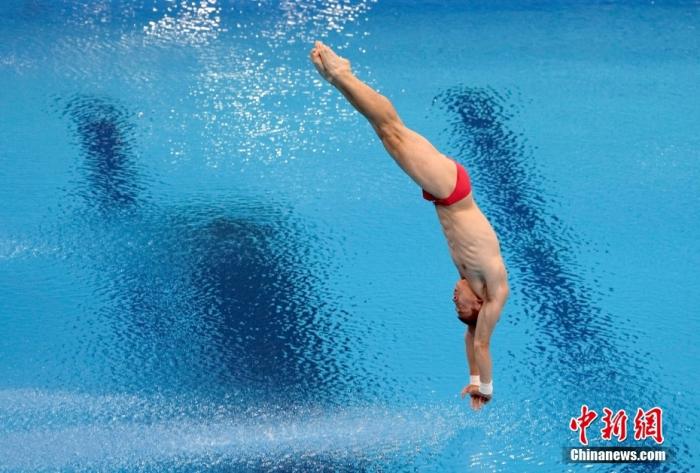 当地时间8月7日，东京奥运跳水收官日，曹缘以582.35分夺得男子十米跳台冠军，杨健获得亚军。这是中国代表团本届奥运会第38金，也是跳水队本届比赛第7金。/p中新社记者 杜洋 摄