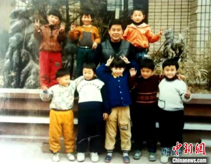 当年在少华街小学，杨德华教练于乒乓球兴趣班的孩子们在一起。(前排左二二为许昕) 杨德华供图