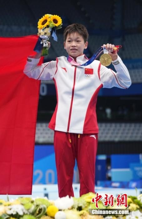 8月5日，在东京奥运会跳水项目女子10米跳台决赛中，中国选手全红婵466.20分夺得冠军，陈芋汐425.40分获得银牌。全红婵是本届奥运会中国体育代表团年龄最小的运动员，年仅14岁。图为全红婵在颁奖仪式。 /p中新社记者 杜洋 摄