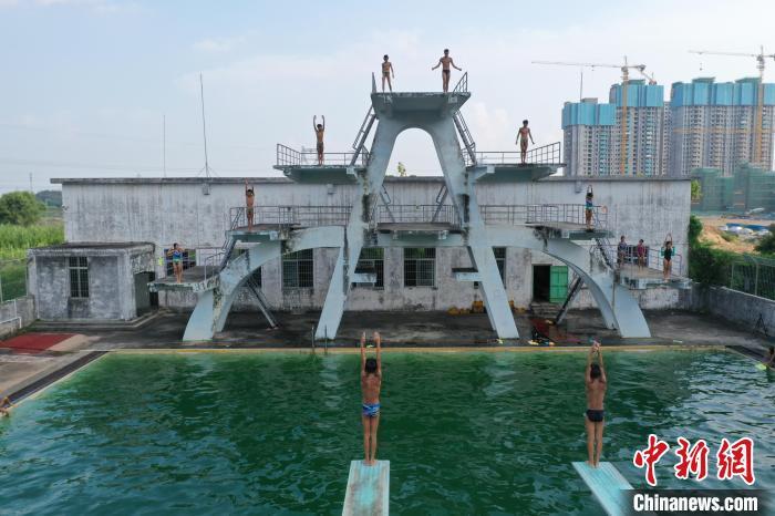 全红婵母校——湛江体育学校里的学生正在练习跳水(资料图) 陈锴进 摄