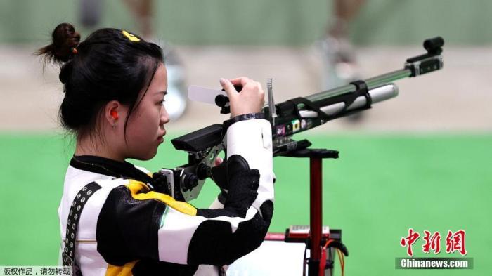 7月24日举行的东京奥运会女子10米气步枪决赛中,中国选手杨倩夺得冠军,为中国代表团揽入本届奥运会第一枚金牌。这也是本届东京奥运会诞生的首枚金牌。 7月24日举行的东京奥运会女子10米气步枪决赛中,中国选手杨倩夺得冠军,为中国代表团揽入本届奥运会第一枚金牌。这也是本届东京奥运会诞生的首枚金牌。