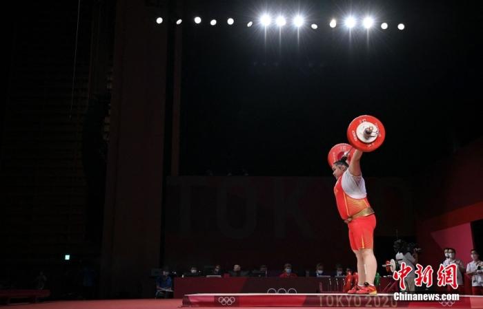 北京时间8月2日,在东京奥运会举重女子87公斤以上级比赛中,中国选手李雯雯以抓举140公斤、挺举180公斤、总成绩320公斤的成绩夺得冠军,其中抓举、挺举和总成绩均打破奥运纪录。这是中国代表团在本届奥运会的第29金。图为李雯雯在比赛中。 图片来源:视觉中国 北京时间8月2日,在东京奥运会举重女子87公斤以上级比赛中,中国选手李雯雯以抓举140公斤、挺举180公斤、总成绩320公斤的成绩夺得冠军,其中抓举、挺举和总成绩均打破奥运纪录。这是中国代表团在本届奥运会的第29金。图为李雯雯在比赛中。 图片来源:视觉中国
