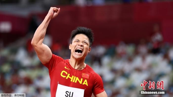 当地时间8月1日,东京奥运会男子百米半决赛上,中国飞人苏炳添以9秒83创下亚洲纪录,刷新个人最好成绩,成功晋级决赛,他也是首个进入奥运会决赛的中国飞人。 当地时间8月1日,东京奥运会男子百米半决赛上,中国飞人苏炳添以9秒83创下亚洲纪录,刷新个人最好成绩,成功晋级决赛,他也是首个进入奥运会决赛的中国飞人。