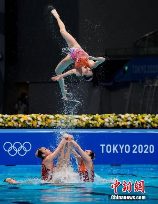 当地时间8月7日，在东京奥运会花样游泳团体自由自选比赛中，中国队得到97.3000分，加上此前技术自选得分，以总分193.5310分获得亚军，获得冠军的是实力强大的俄罗斯奥运选手队。/p中新社记者 杜洋 摄