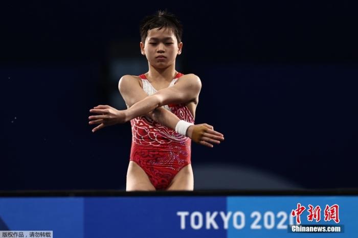 8月5日,东京奥运会女子10米跳台决赛,年仅14岁的全红婵在比赛中三次跳出满分动作,凭借优异的发挥夺得金牌。全红婵也是本届奥运会中国代表团年龄最小的运动员。 8月5日,东京奥运会女子10米跳台决赛,年仅14岁的全红婵在比赛中三次跳出满分动作,凭借优异的发挥夺得金牌。全红婵也是本届奥运会中国代表团年龄最小的运动员。