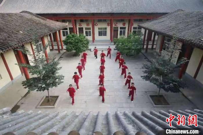 8日8日，青少年们在邯郸市永年区育德太极武术院内练习杨式传统太极拳，迎接“全民健身日”。　胡高雷 摄