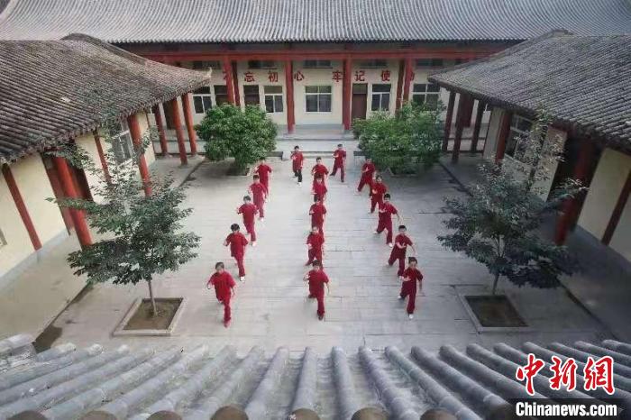 8日8日,青少年们在邯郸市永年区育德太极武术院内练习杨式传统太极拳,迎接“全民健身日”。 胡高雷 摄 8日8日,青少年们在邯郸市永年区育德太极武术院内练习杨式传统太极拳,迎接“全民健身日”。 胡高雷 摄