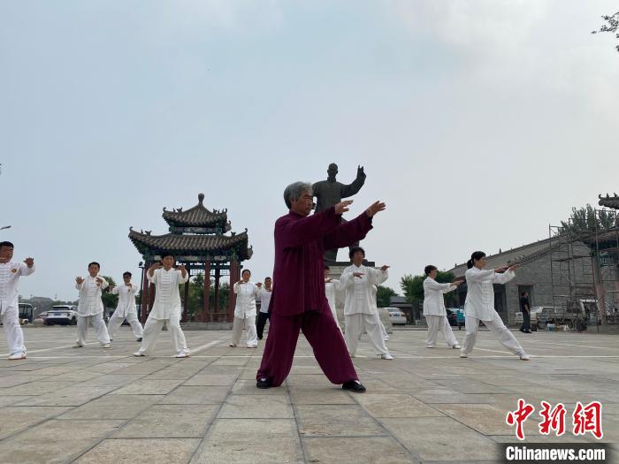 永年广府古城,河北省非物质文化遗产传承人、杨式太极拳第五代传人韩清民带领弟子和群众练习太极拳。 赵明 摄 永年广府古城,河北省非物质文化遗产传承人、杨式太极拳第五代传人韩清民带领弟子和群众练习太极拳。 赵明 摄
