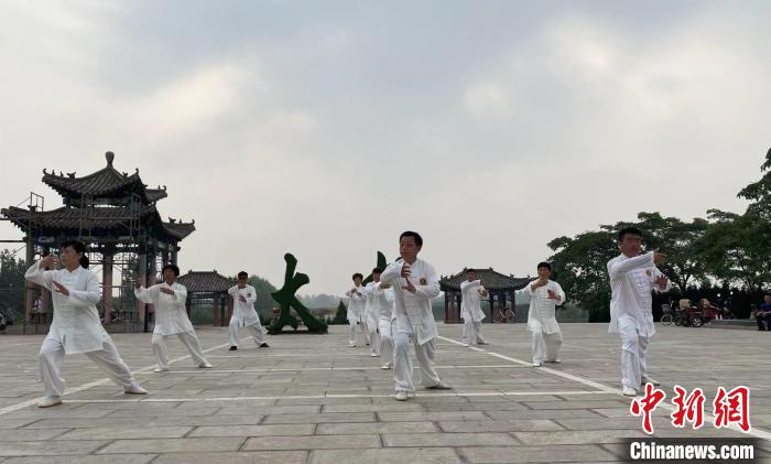 8月8日清晨，永年广府古城，群众在练习太极拳。　赵明 摄