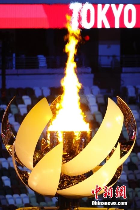 资料图：7月23日，第32届夏季奥林匹克运动会开幕式在日本东京新国立竞技场举行。图为点燃的主火炬。 /p中新社记者 韩海丹 摄