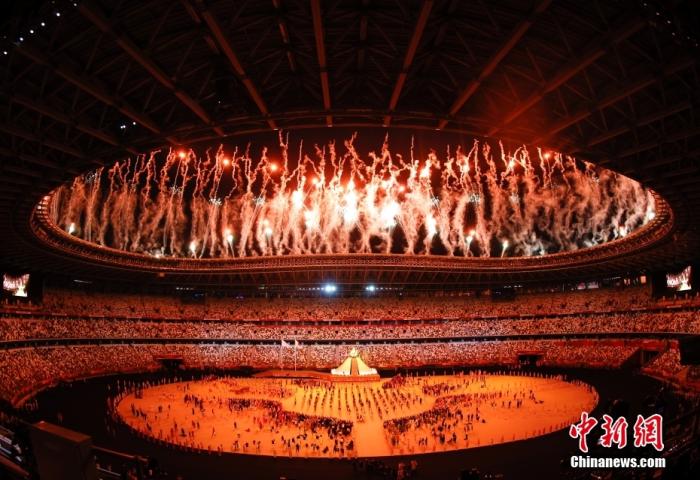 7月23日，第32届夏季奥林匹克运动会开幕式在日本东京新国立竞技场举行。图为主火炬被点燃。 /p中新社记者 杜洋 摄