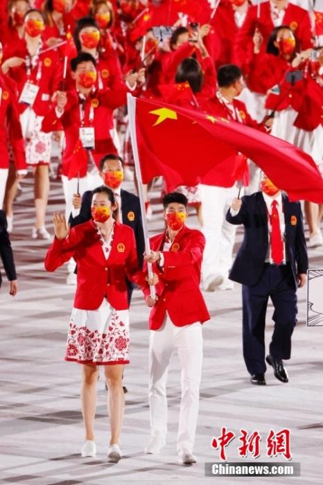 7月23日,第32届夏季奥林匹克运动会开幕式在日本东京新国立竞技场举行。图为中国体育代表团入场,女排奥运冠军朱婷(前左)和跆拳道奥运冠军赵帅担任旗手。 中新社记者 韩海丹 摄 7月23日,第32届夏季奥林匹克运动会开幕式在日本东京新国立竞技场举行。图为中国体育代表团入场,女排奥运冠军朱婷(前左)和跆拳道奥运冠军赵帅担任旗手。 /p中新社记者 韩海丹 摄