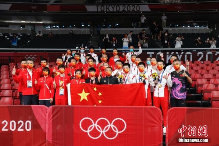 北京时间8月6日晚，在东京奥运会乒乓球男团决赛中，由马龙、樊振东和许昕组成的中国队以3：0战胜德国队，获得冠军。这是中国代表团本届奥运会第35金，也是国乒在东京奥运会获得的第4金。图为中国乒乓球队庆祝夺冠。 /p中新社记者 韩海丹 摄