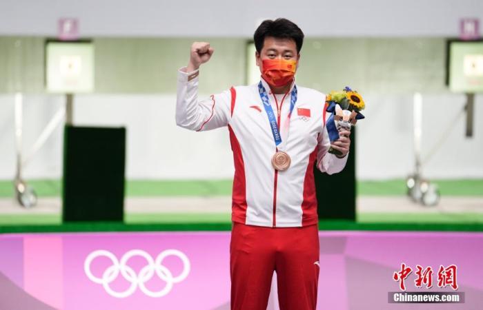 资料图：7月24日，东京奥运会男子10米气手枪比赛举行，中国选手庞伟获得铜牌。 /p中新社记者 杜洋 摄 　