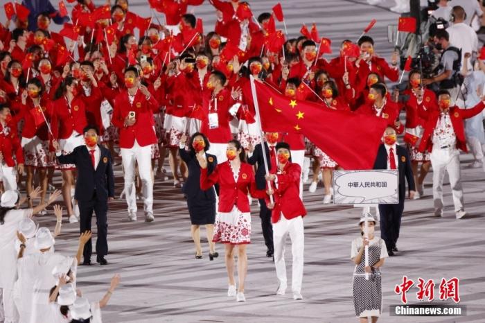 7月23日，第32届夏季奥林匹克运动会开幕式在日本东京新国立竞技场举行。图为中国体育代表团入场。 /p中新社记者 韩海丹 摄