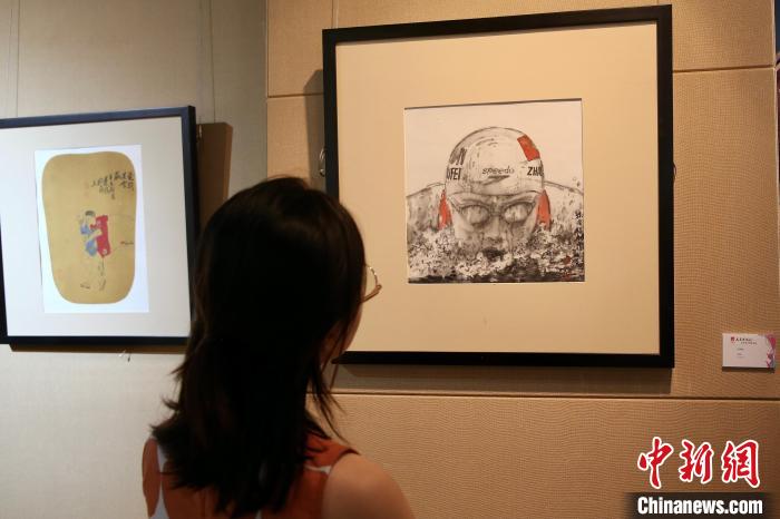 观众欣赏现场作品 易海菲 摄 观众欣赏现场作品 易海菲 摄