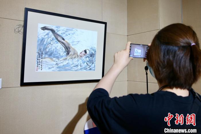 观众在现场留影 易海菲 摄 观众在现场留影 易海菲 摄