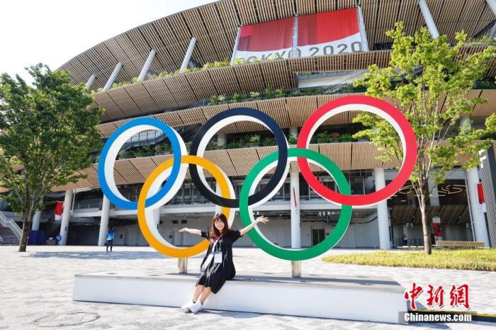 图一位女士与奥运五环标志合影。 中新社记者 韩海丹 摄 图一位女士与奥运五环标志合影。 /p中新社记者 韩海丹 摄