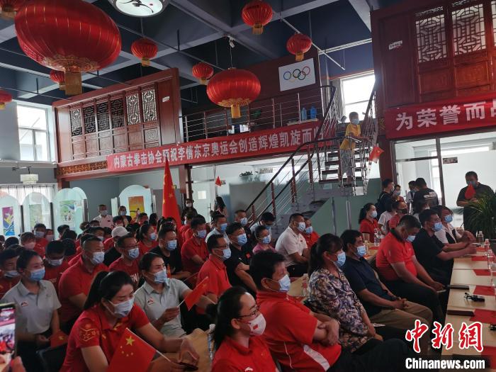 图为内蒙古体育界观看李倩比赛。 李爱平 摄 图为内蒙古体育界观看李倩比赛。 李爱平 摄