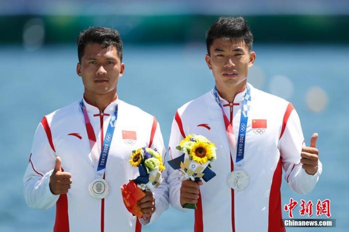 8月3日,刚刚结束的东京奥运会男子1000米双人划艇决赛中,中国组合刘浩/郑鹏飞以3分25秒198夺得亚军。这也是中国皮划艇队时隔十三年再夺奥运奖牌。图为刘浩和郑鹏飞登上领奖台。中新社记者 富田 摄 8月3日,刚刚结束的东京奥运会男子1000米双人划艇决赛中,中国组合刘浩/郑鹏飞以3分25秒198夺得亚军。这也是中国皮划艇队时隔十三年再夺奥运奖牌。图为刘浩和郑鹏飞登上领奖台。/p中新社记者 富田 摄