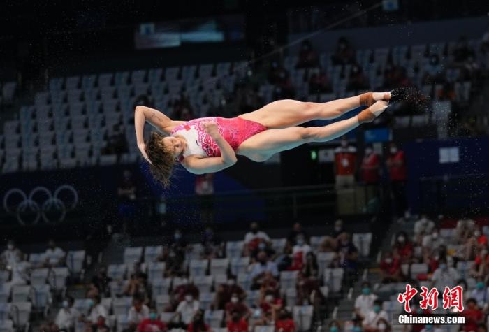 施廷懋也成为继“跳水女皇”郭晶晶后，第二位在两届奥运会中包揽女子单、双人3米板跳水4枚金牌的运动员。/p中新社记者 杜洋 摄
