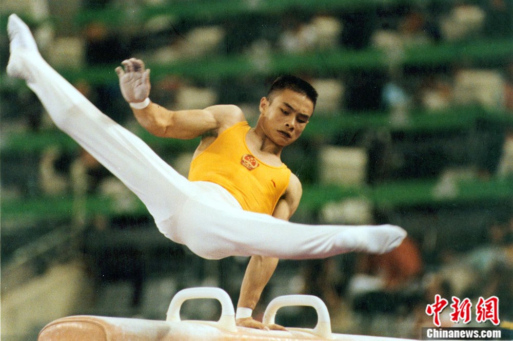 资料图：1992年7月31日，中国队获巴塞罗那奥运会男子体操团体银牌。图为李小双参加鞍马比赛。