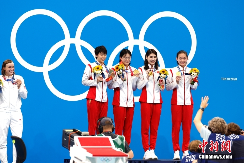 当地时间7月29日，东京奥运会女子4x200米自由泳接力决赛中，由张雨霏、杨浚瑄、李冰洁和汤慕涵组成的中国队以7分40秒33的成绩夺得冠军，并打破世界纪录。这也是中国代表团在此次奥运会上的第14枚金牌。图为颁奖仪式。/p中新社记者 富田 摄