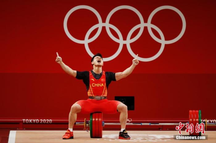 7月28日，在东京奥运会男子举重73公斤级比赛中，中国选手石智勇以抓举166公斤、挺举198公斤、总成绩364公斤的成绩夺得冠军，其中总成绩打破了此前自己保持的世界纪录。这是中国代表团本届奥运会的第12金。/p中新社记者 韩海丹 摄