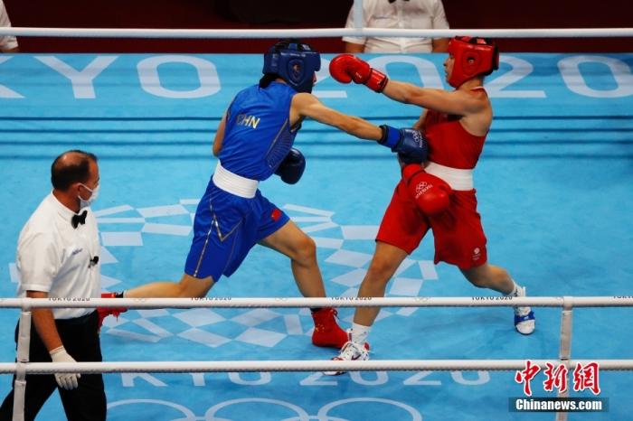 北京时间8月8日，在东京奥运会拳击女子75公斤级决赛中，中国选手李倩（蓝）0:5不敌英国选手普莱斯，获得该项目的银牌。图为比赛现场。/p中新社记者 韩海丹 摄