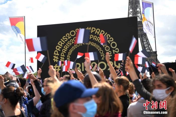 当地时间8月8日，巴黎奥组委与巴黎市政府在埃菲尔铁塔前举行盛大活动，庆祝夏季奥运进入“巴黎时间”，巴黎从东京接过奥林匹克会旗。巴黎奥运会定于2024年7月26日至8月11日举行。 /p中新社记者 李洋 摄