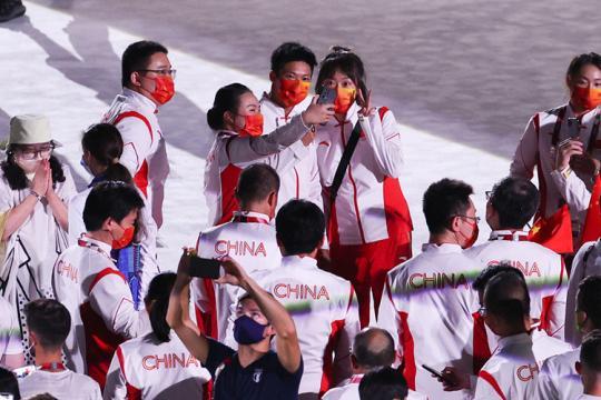 8月8日，东京奥运会闭幕式上，中国代表队队员们合影留念。(图源：视觉中国)_副本.jpg