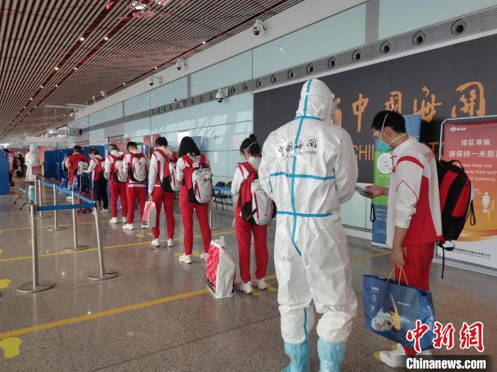 首都机场海关关员引导中国奥运健儿有序通关。 北京海关供图 首都机场海关关员引导中国奥运健儿有序通关。 北京海关供图