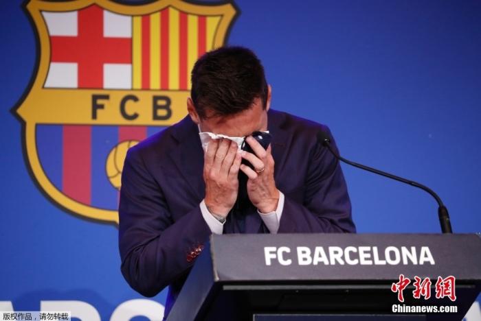 北京时间8月8日，阿根廷球星梅西在西班牙巴塞罗那诺坎普体育场举行发布会，现场说明了关于自己离开巴萨的相关问题。发布会现场，梅西情绪激动，几度哽咽落泪。图为梅西掩面落泪。