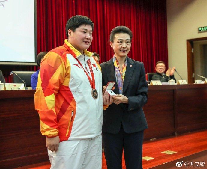 巩立姣收到迟到11年的奥运奖牌。图片来源:巩立姣个人社交媒体 巩立姣收到迟到11年的奥运奖牌。图片来源:巩立姣个人社交媒体