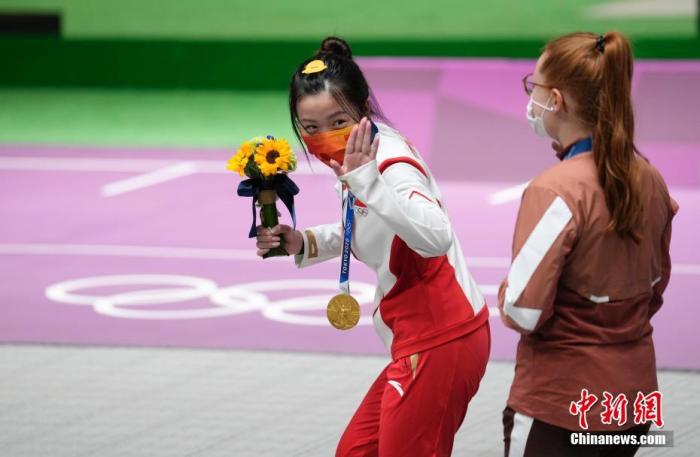 7月24日举行的东京奥运会女子10米气步枪决赛中，中国选手杨倩夺得冠军，为中国代表团揽入本届奥运会第一枚金牌。这也是本届东京奥运会诞生的首枚金牌。图为颁奖仪式后的杨倩做出俏皮动作。/p中新社记者 杜洋 摄
