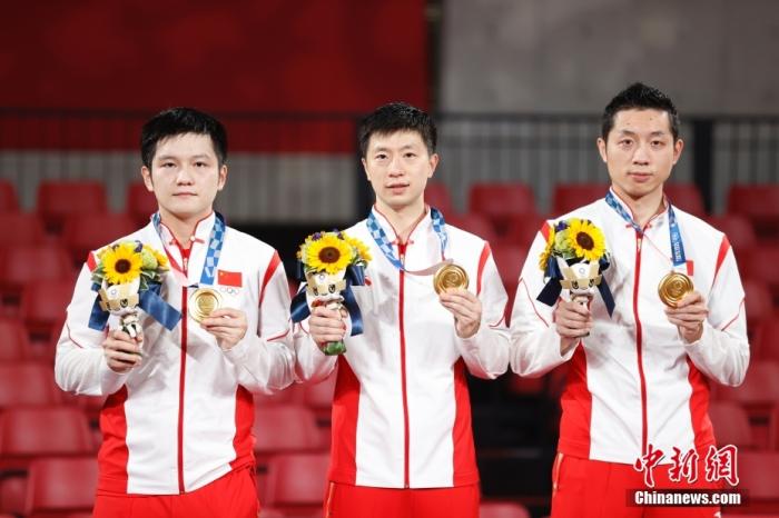 北京时间8月6日晚,在东京奥运会乒乓球男团决赛中,由马龙、樊振东和许昕组成的中国队以3:0战胜德国队,获得冠军。图为颁奖仪式。 中新社记者 韩海丹 摄 北京时间8月6日晚,在东京奥运会乒乓球男团决赛中,由马龙、樊振东和许昕组成的中国队以3:0战胜德国队,获得冠军。图为颁奖仪式。 /p中新社记者 韩海丹 摄