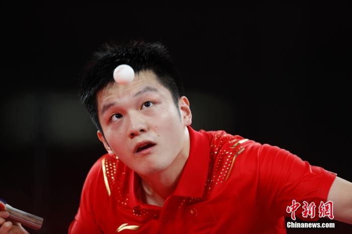 7月29日，在东京奥运会乒乓球男单半决赛中，中国选手樊振东4：3战胜中国台北选手林昀儒，挺进决赛。 /p中新社记者 杜洋 摄