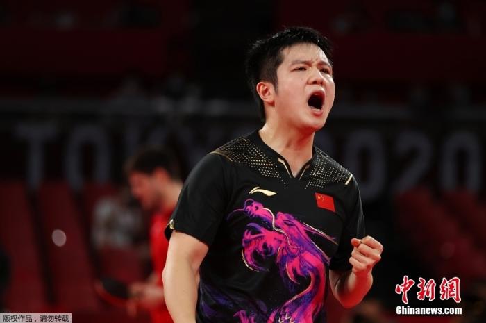 北京时间8月6日晚，在东京奥运会乒乓球男团决赛中，由马龙、樊振东和许昕组成的中国队以3：0战胜德国队，获得冠军。