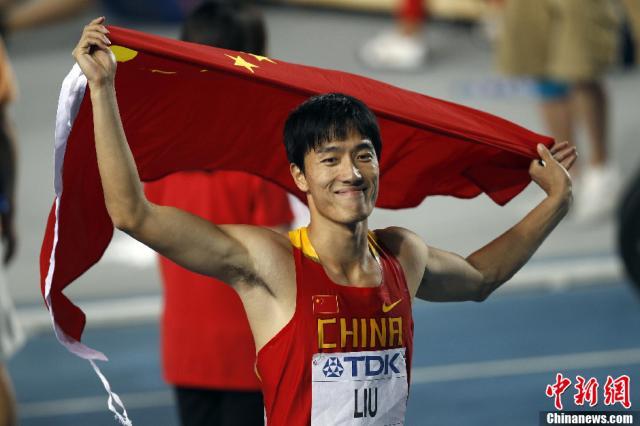 资料图：大邱田径世锦赛男子110米栏决战，刘翔以13秒27获得铜牌。/p中新社发 杜洋 摄