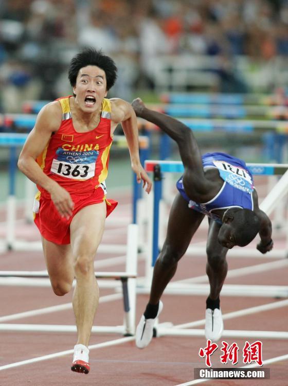 资料图:2004年8月27日,刘翔在雅典奥运田径110米栏决赛中以12秒91获得冠军,打破奥运会纪录,平世界纪录。中新社记者 毛建军 摄 (图文整理 徐曦弋) 资料图:2004年8月27日,刘翔在雅典奥运田径110米栏决赛中以12秒91获得冠军,打破奥运会纪录,平世界纪录。/p中新社记者 毛建军 摄 (图文整理 徐曦弋)