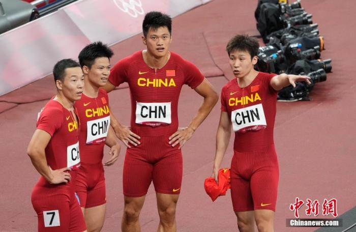 8月6日,在东京奥运会男子4X100米接力决赛中,由汤星强(右)、谢震业(右二)、苏炳添(左二)和吴智强(左)组成的中国队以37秒79的成绩,获得第四名。 中新社记者 杜洋 摄 8月6日,在东京奥运会男子4X100米接力决赛中,由汤星强(右)、谢震业(右二)、苏炳添(左二)和吴智强(左)组成的中国队以37秒79的成绩,获得第四名。 /p中新社记者 杜洋 摄