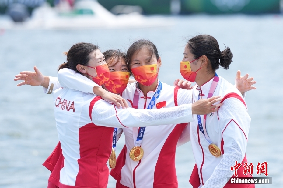 当地时间7月28日，在东京奥运会赛艇项目女子四人双桨决赛中，由陈云霞、张灵、吕扬、崔晓桐(图从左至右)组成的中国队用时6分05秒13第一个划过终点，摘金的同时刷新世界最好成绩。/p中新社记者 韩海丹 摄