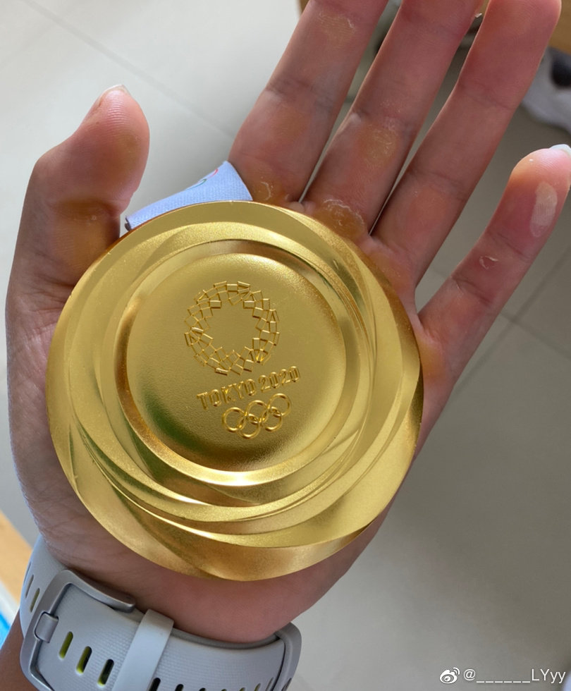 吕扬展示金牌。图片来源:吕扬个人微博 吕扬展示金牌。图片来源:吕扬个人微博