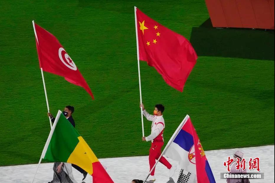 8月8日,日本东京新国立竞技场,东京奥运会闭幕式举行。图为中国代表团闭幕式旗手苏炳添举国旗出场。中新社记者 杜洋 摄 8月8日,日本东京新国立竞技场,东京奥运会闭幕式举行。图为中国代表团闭幕式旗手苏炳添举国旗出场。/p中新社记者 杜洋 摄