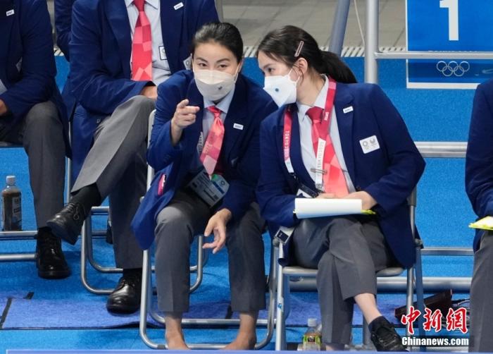 8月5日，在东京奥运会跳水项目女子10米跳台决赛中，中国选手全红婵466.20分夺得冠军，陈芋汐425.40分获得银牌。图为郭晶晶(前左)与陈若琳在比赛现场交流。/p中新社记者 杜洋 摄