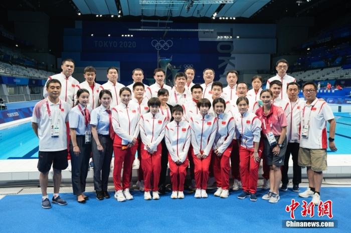 8月7日，东京奥运会跳水比赛全部结束后，中国跳水队集体合影。中国跳水队在本届奥运会取得7金5银的佳绩。/p中新社记者 杜洋 摄