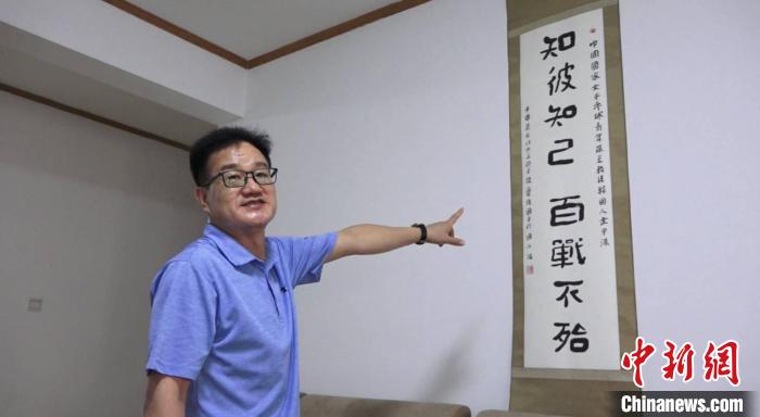 金甲洙的房间里,挂着他最喜欢的中国书法作品。 葛勇 摄 金甲洙的房间里,挂着他最喜欢的中国书法作品。 葛勇 摄