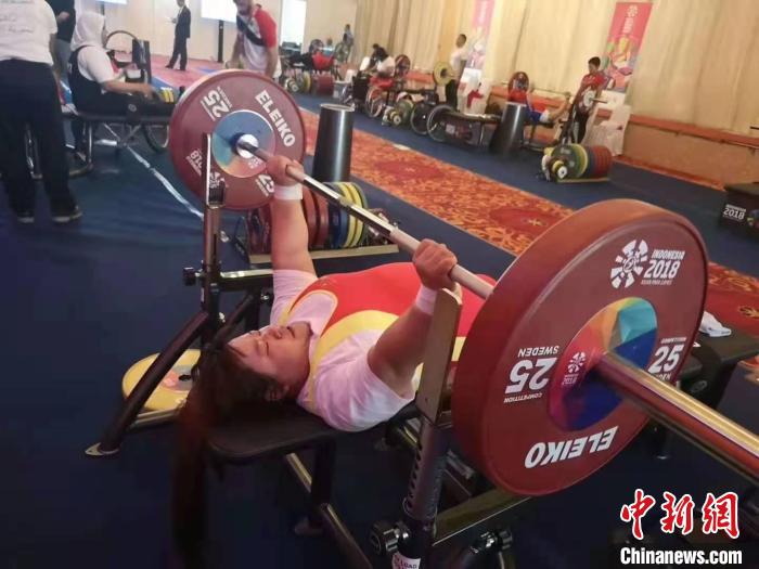 图为徐立立在举重现场。 本人供图 图为徐立立在举重现场。 本人供图